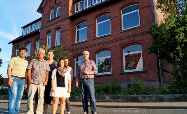 Mitglieder der grünen Ratsfraktion machen sich vor Ort ein Bild über die Situation in der Bert-Brecht-Schule