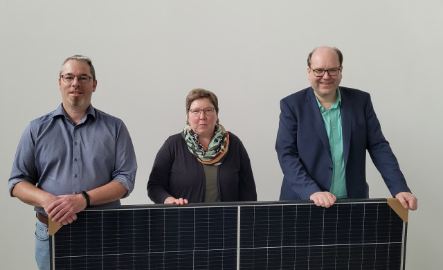 Auch kleine Terrassen-Photovoltaikanlagen wirken sich positiv aus, davon sind Jan Pfalzer, Sabine Freitag und Christian Meyer (von links nach rechts) überzeugt.