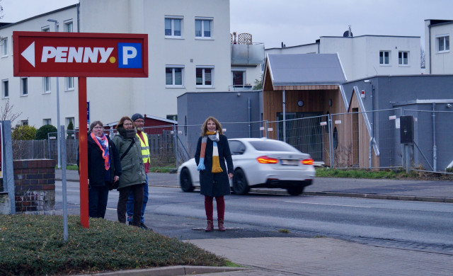 Discounter-Auffahrt und Landesstraße, bald auch eine Krippe: Für die Grünen im Stadtrat eine neuralgische Stelle, an der unbedingt vor Inbetriebnahme der Krippe Wilhelm-Heß-Straße eine sichere Querungslösung sichergestellt sein muss. 