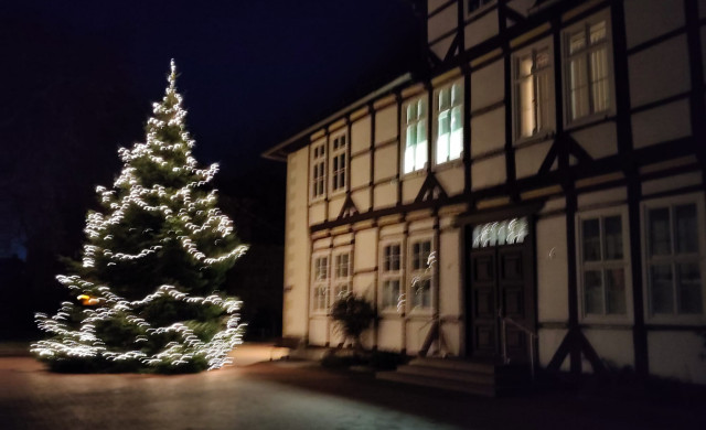 Rathaus Barsinghausen mit Weihnachtsbaum