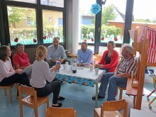 Belit Onay besucht Kinderbude in Barsinghausen