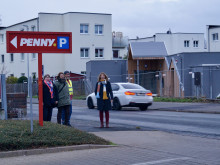 Discounter-Auffahrt und Landesstraße, bald auch eine Krippe: Für die Grünen im Stadtrat eine neuralgische Stelle, an der unbedingt vor Inbetriebnahme der Krippe Wilhelm-Heß-Straße eine sichere Querungslösung sichergestellt sein muss. 