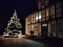 Rathaus Barsinghausen mit Weihnachtsbaum