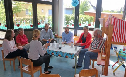 Belit Onay besucht Kinderbude in Barsinghausen